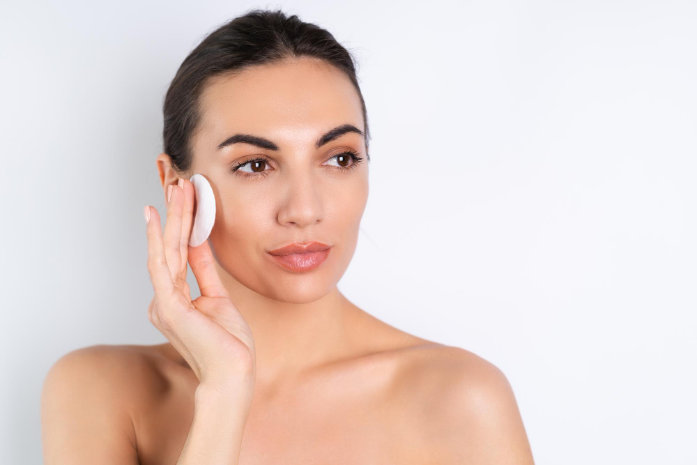 Rostro con piel cuidada, tratamiento facial en la clínica